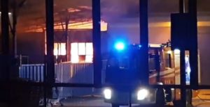 Incendio distrugge un magazzino dell’Eurospin a Vibo Valentia. Ipotesi dolosa