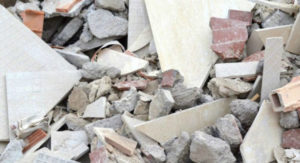 Sorpreso a scaricare rifiuti edili lungo la fiumara, 57enne denunciato