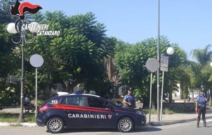 Soverato – Ruba cellulare e poi aggredisce carabinieri, 52enne arrestato