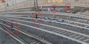 Follia sui binari, 4 ragazzini sfidano i treni ad Alta velocità