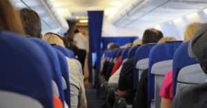 Panico sull’aereo: uno dei motori si guasta, i passeggeri pregano… meno due che si sbronzano