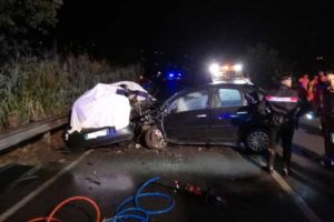 Tragico schianto con 4 giovani morti, conducente rimasto ferito positivo a droga