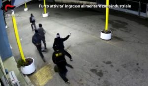 Furti e rapine in abitazioni e negozi in tutta la Calabria, 19 arresti