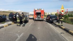 Violento impatto tra due auto a Germaneto, 2 feriti