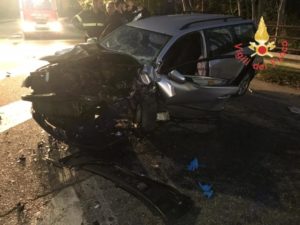 Violento scontro frontale tra due auto, feriti i conducenti