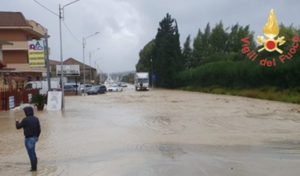 Tempesta nella notte in Calabria, nubifragi e violente mareggiate nel catanzarese