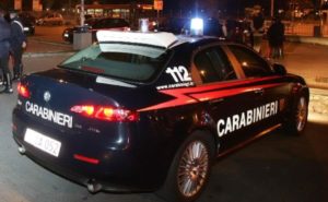 Carabinieri imboccano strada contromano e provocano incidente, giovane ferita