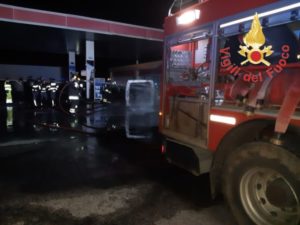 Minibus dei tifosi della Reggina prende fuoco in un’area di servizio, indagini sulle cause