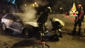 Auto in fiamme nella notte, nessun ferito