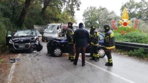 Scontro frontale tra due auto, tre persone ferite