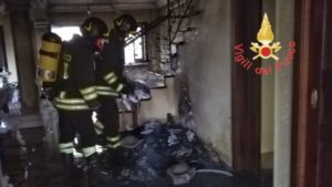 Luci del presepe provocano incendio in abitazione, intervento dei vigili del fuoco