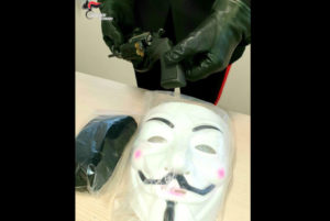 Rapina un appartamento mascherato da “V per Vendetta”, 28enne arrestato