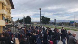 Odissea Milano-Catania, Flixbus lascia a piedi passeggeri: «Scaricati su una strada calabrese dopo 18 ore di viaggio»