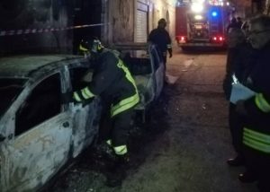 Due auto in fiamme nella notte, Vigili del fuoco salvano una persona rimasta intrappolata in casa