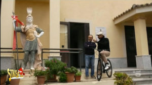 Guardavalle – La statua donata dalla cosca davanti al municipio, il sindaco: “se la sposto mi sparano”