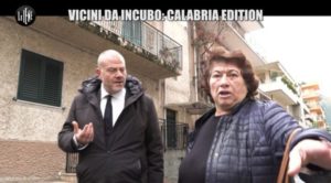 Le Iene in Calabria: secchiate di pipì, spazzatura e feci da una vicina da incubo