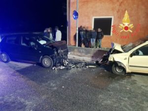 Scontro frontale tra due auto a Chiaravalle, donna rimasta incastrata nell’abitacolo trasportata successivamente in ospedale