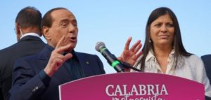 Berlusconi in Calabria, frase sessista su Jole Santelli: “In 26 anni non me l’ha mai data”