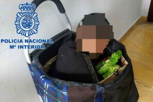 Migranti: tenta di entrare in Spagna nascosto in un trolley della spesa ma viene scoperto