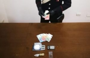 Lancia borsello con cocaina durante controllo in casa, 22enne arrestata per spaccio