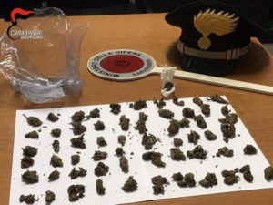 Sorpresi con 61 dosi di marijuana in auto, tre arresti