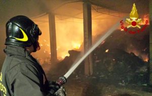 Li chiudono in garage e danno fuoco, tragedia sfiorata per tre calabresi in Lombardia