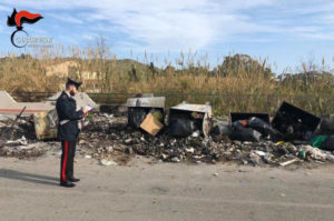 Sorpreso dai carabinieri a bruciare rifiuti, 34enne denunciato