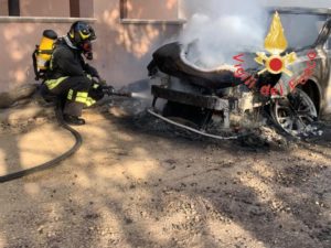 Sterpaglie e macchia mediterranea in fiamme nel catanzarese, tre auto coinvolte nell’incendio