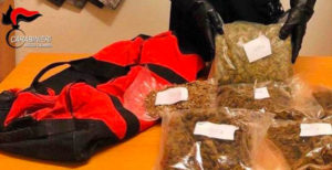 Teneva nel garage un borsone con 2 chili di marijuana, 42enne arrestato