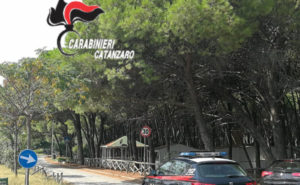 Tentano di rubare in un furgone e aggrediscono carabiniere: un arresto