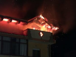 Attico di un palazzo va in fiamme, in fuga inquilini e residenti