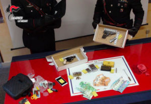 Montepaone – Nascondeva 2 pistole e 70 cartucce sotto il comodino, 29enne arrestato