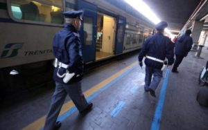 In treno senza biglietto aggredisce due agenti della Polfer, arrestato
