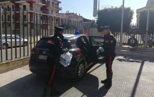 Due anziani coniugi rimasti senza acqua da bere in casa, riforniti dai carabinieri