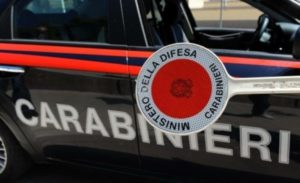 Sfugge al posto di blocco e tenta di investire carabiniere, 21enne arrestato