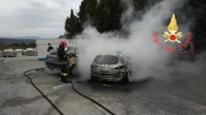 Due auto distrutte dalle fiamme, indagini sulle cause