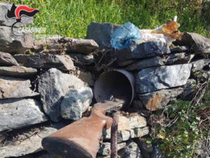 Carabinieri trovano un fucile nascosto in un muro
