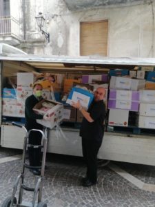 Il Rotary Club Catanzaro Tre Colli dona 140 pacchi cibo a famiglie bisognose