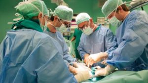 Chirurgo calabrese a Bologna trapianta il cuore a un 15enne, 7 anni fa aveva operato il gemello