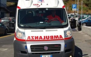 Anziana si sente male a Catanzaro e l’ambulanza è senza medico