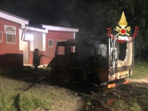 Automezzo in fiamme nel comune di Santa Caterina Superiore, non si esclude l’ipotesi dolosa