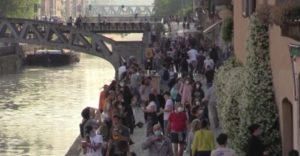 Coronavirus, folla ai Navigli di Milano all’ora dell’aperitivo e poche mascherine