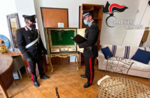 Carabinieri recuperano mobili sottratti in tre appartamenti a Copanello, imprenditore denunciato