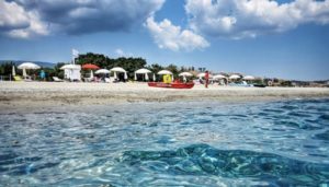 Fare tamponi e test obbligatori ai turisti diretti in Calabria prima della loro partenza