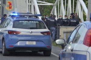 Ragazzo tenta di gettarsi da un ponte a Catanzaro, salvato dalla Polizia