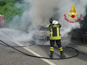 Auto in transito prende fuoco, in salvo la conducente