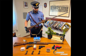 Carabinieri intervengono per lite in casa e trovano armi e marijuana, 37enne arrestata