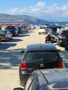 FOTO NEWS | Parcheggi selvaggi sulla spiaggia di Soverato