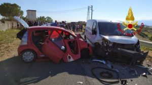 Violento scontro tra auto e furgone, muore una donna. Due feriti in gravi condizioni