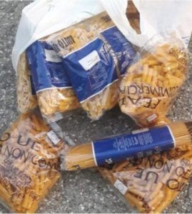 Squillace – Schiaffi alla povertà, pacchi di pasta trovati nella spazzatura